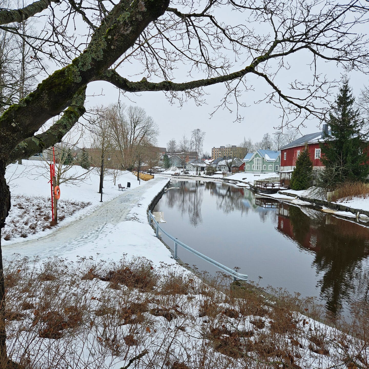 Keväinen jokimaisema